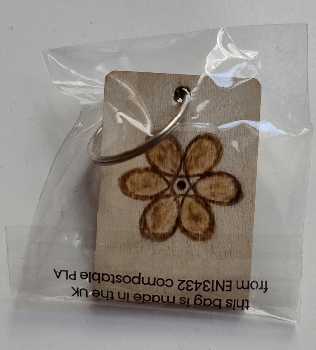 Keyring with geometric flower design 