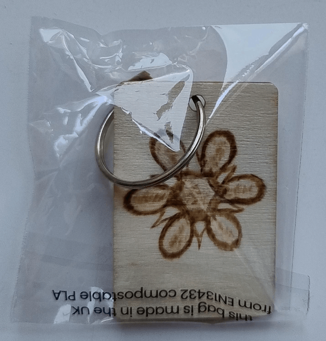Keyring with geometric flower design 