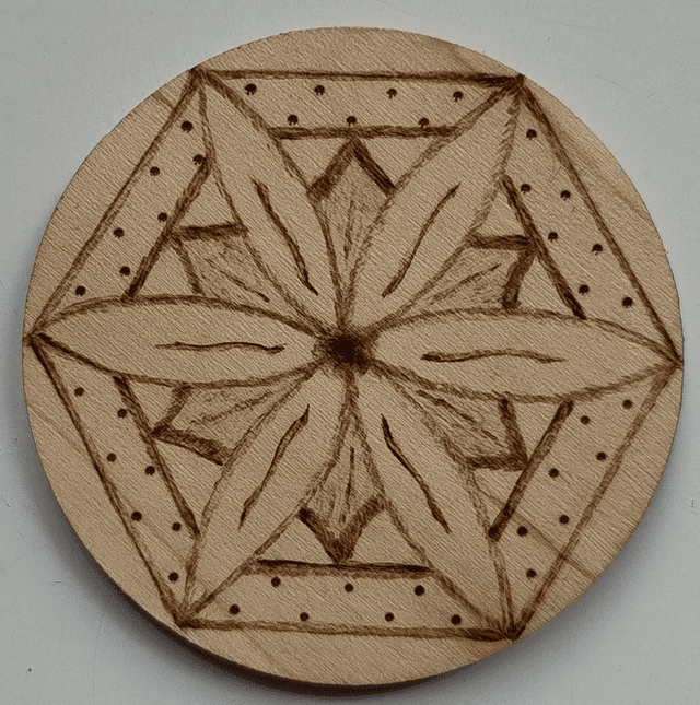 Magnet with geometric flower design 